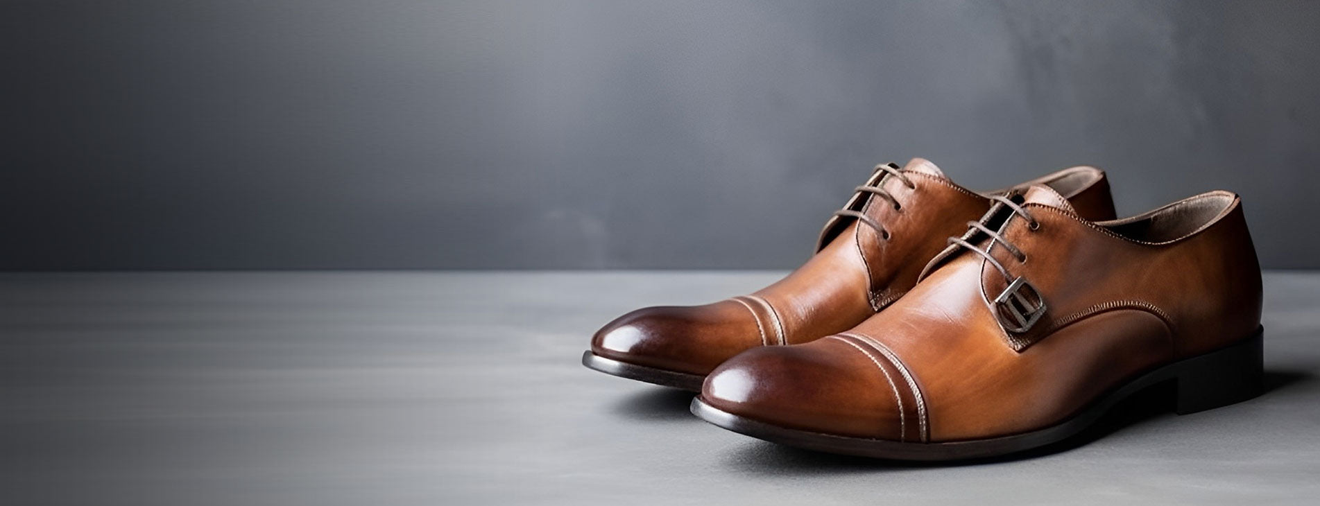 Zapatos de cuero para caballero sobre fondo oscuro