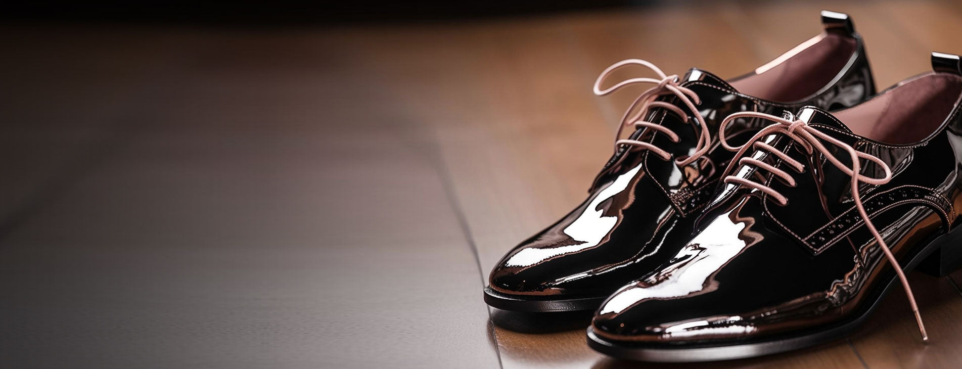 Zapato negro de cuero genuino en primer plano